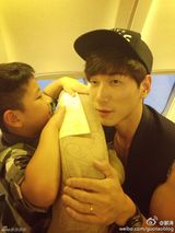 组图：张亮与郭涛父子录《爸爸2》 见面聊不停