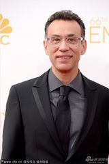 组图：弗莱德-阿米森正装亮相艾美红毯