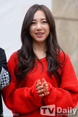 组图：韩女团AOA运动装亮相难掩性感美腿