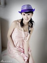 幻灯图：甘薇写真清新自然 青春时尚引领粉色风潮 