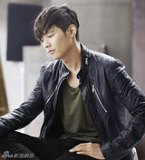 组图：韩国男星元斌帅气新发型拍广告 表情多变