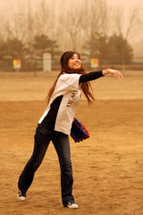 幻灯：田中千绘不畏沙尘 为首届全民棒垒联盟开球