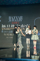 组图：黄奕斑马纹抹胸裙亮相晚宴 笑对不和风波