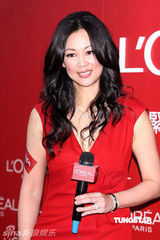 幻灯图：王馨平婚后首度亮相台湾 红裙代言韵味十足