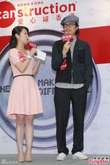 组图：黄子华入选男神榜 自嘲吃云吞有一手