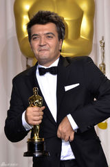 高清组图：奥斯卡后台获奖众星举金人光彩照人