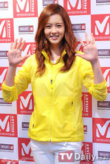 组图：韩星高雅拉活泼靓丽现身粉丝签名会