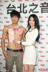 组图：张韶涵白裙露蛮腰 摸猛男胸肌自称很害羞