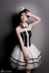 组图：芙蓉姐姐光棍节写真露香肩