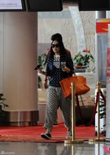 组图：孙宁素颜墨镜离京 男友贴身照顾疑怀孕