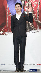 组图：李胜基河智苑出席《TheKing2hearts》发布会