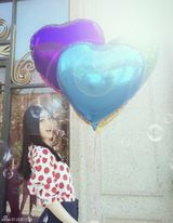 组图：景甜表白日收心形气球 清新出镜青春靓丽