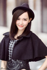 组图：唐嫣时尚街拍曝光 经典黑白冲击视觉