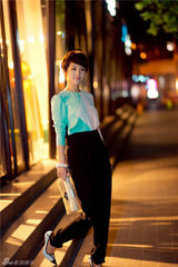 组图：张佳宁利落短发美腿袜 酷炫十足闪耀黑夜