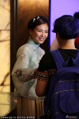 组图：少奶奶慢走！刘涛民国贵妇装与粉丝说笑