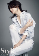 组图：演员李英爱拍写真 牛仔裤难掩优雅妩媚