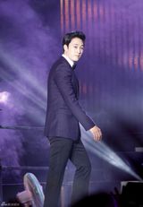 组图：苏志燮上海开唱 女粉丝激动获拥抱