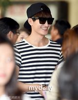 组图：东方神起孔侑等现身 胡茬微露不拘小节