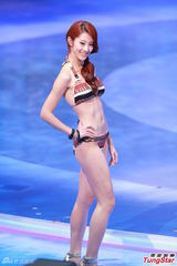 组图：港姐泳装环节吸睛 挺美乳扭蛮腰热辣辣