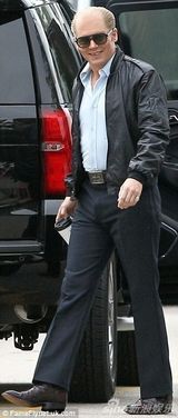 组图：德普赶拍新电影 片场低调庆生女友未到场