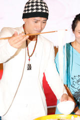 组图：何晟铭横店庆生 与两百粉丝同吃鱼缸面