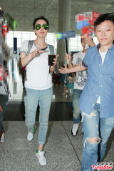 组图：王菲黑超白衣匆忙离港回京 避谈李亚鹏