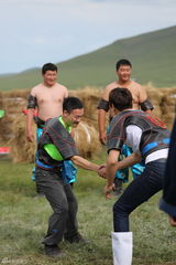 组图：爸爸2张亮黄磊拼厨艺 萌娃草原比摔跤