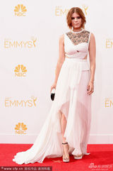 《纸牌屋》女星凯特-玛拉白裙亮相艾美红毯