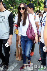 组图：Super Junior回归赴电视台彩排 粉丝围堵拍照忙