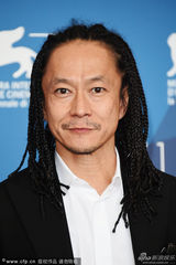 组图：塚本晋也《野火》发布会 心情好比V卖萌