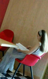 组图：姚笛拍戏近照曝光 身形纤瘦独自看剧本