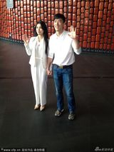 组图：刘翔领证后牵娇妻首亮相 葛天不停努嘴