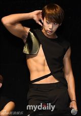 组图：U-kiss新专辑发布会 性感蜕变野性男