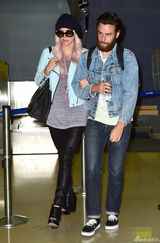 组图：Kesha挽大胡子男友机场恩爱 手掌纹眼睛