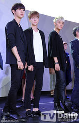 组图：EXO黑白酷装亮相 灿烈搞怪表情多