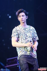 组图：炎亚纶演出人气爆棚 自曝好身材下次再秀