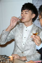 组图：郑元畅化身品酒王子 为减肥远离酒精