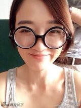 组图：34D好沉！陈乔恩变眼镜妹 网友赞胸好大