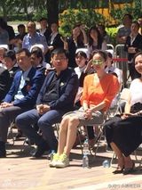 组图：王菲李亚鹏出席嫣然活动 橘色衬衣抢眼