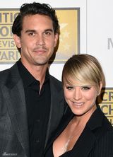 组图：评论家奖众星云集 谢耳朵帅气潘妮秀短发