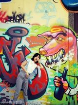 组图：邓家佳漫步彩虹街 搞笑卖萌洋溢青春活力