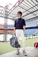 组图：张晓龙球场感受足球文化 上演街头世界杯