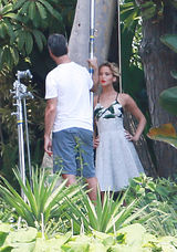 组图：大表姐詹妮弗-劳伦斯丛林拍大片 红唇露玉背美腿