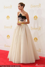 组图：《都市女郎》艾莉森-威廉姆斯白纱裙亮相