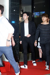 独家：崔丹尼尔宣传新片戴眼镜似哈利波特