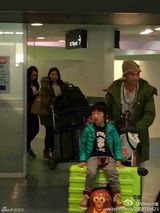 组图：《爸爸2》星爸萌娃抵新西兰 妈妈团随行