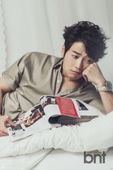 组图：韩星金载沅拍写真 杀人微笑展熟男魅力