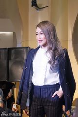 组图：惊呆！萧亚轩上海签售 男粉丝穿高跟热舞