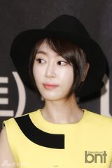 组图：《坏家伙》朴海镇穿洞洞衣宣传新剧