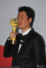 组图：桂纶镁冯绍峰分获奖 陈思诚后台吻奖杯